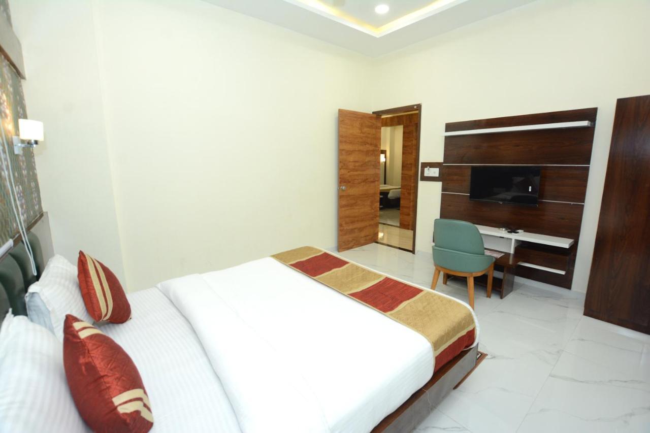 Hotel Villa Inn อานันด์ ภายนอก รูปภาพ