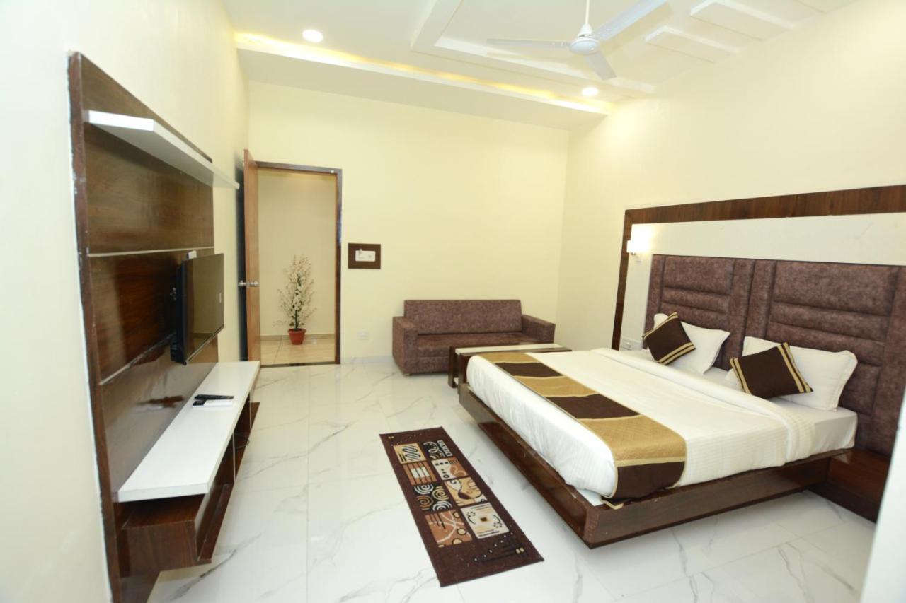 Hotel Villa Inn อานันด์ ภายนอก รูปภาพ