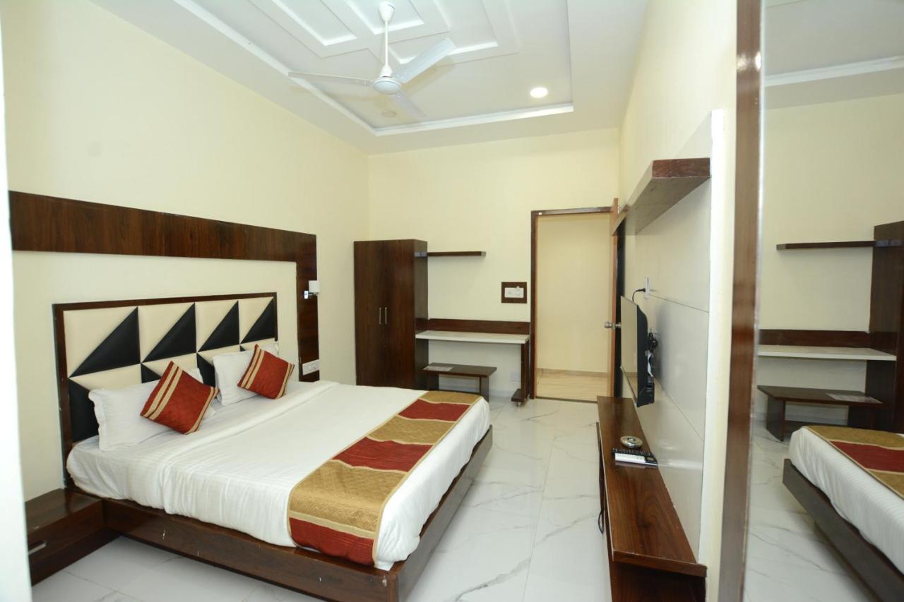 Hotel Villa Inn อานันด์ ภายนอก รูปภาพ