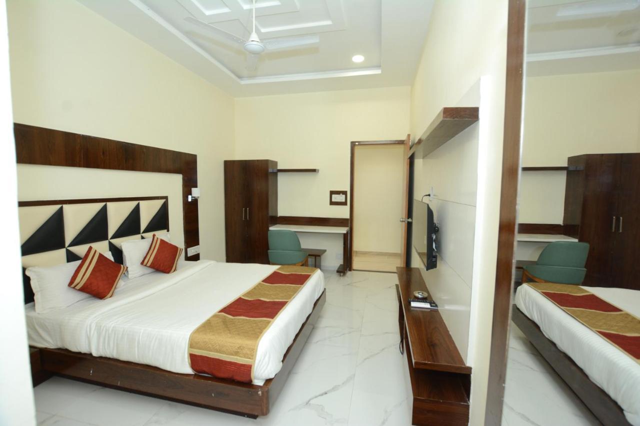 Hotel Villa Inn อานันด์ ภายนอก รูปภาพ