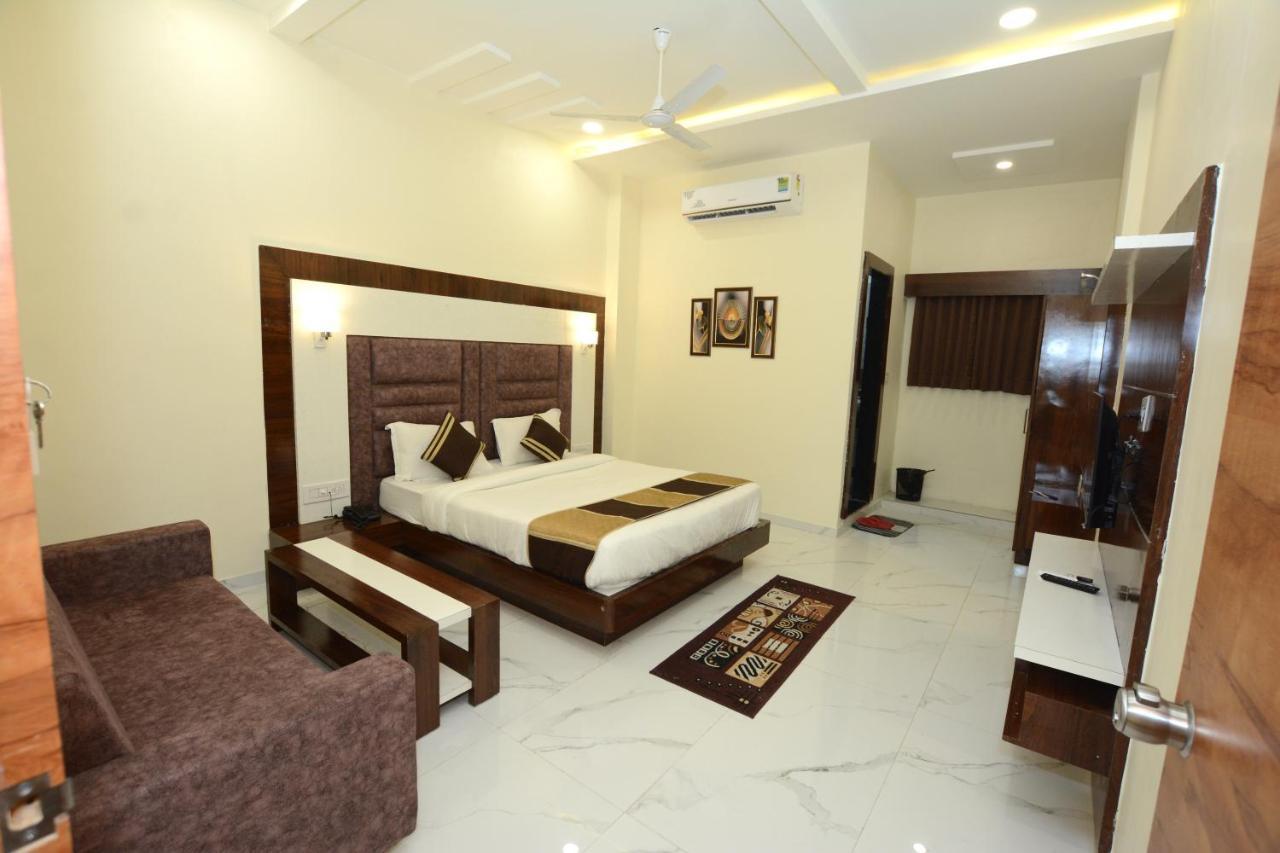 Hotel Villa Inn อานันด์ ภายนอก รูปภาพ