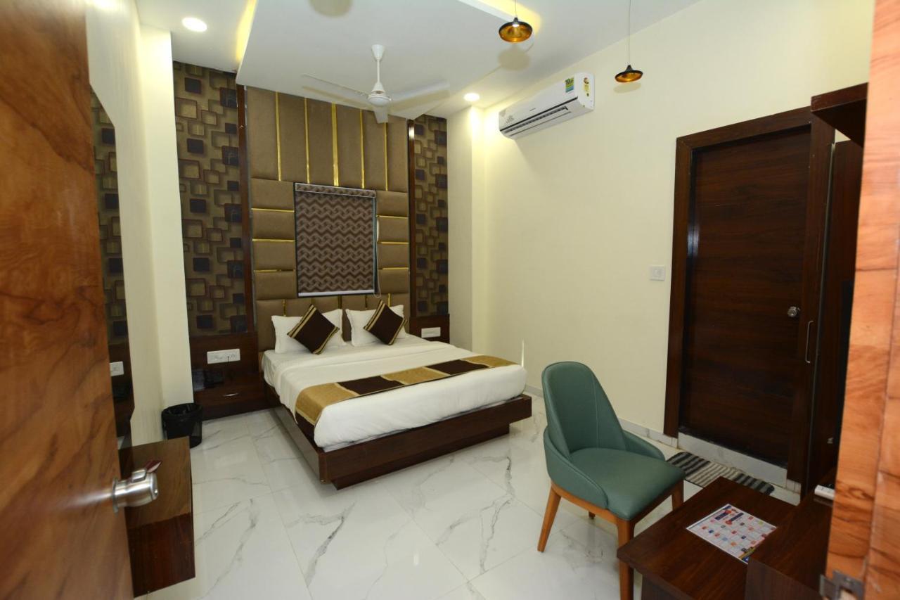 Hotel Villa Inn อานันด์ ภายนอก รูปภาพ