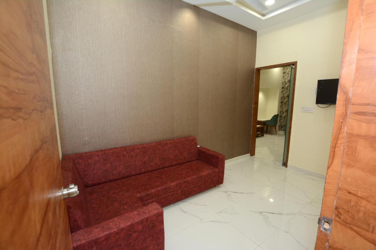 Hotel Villa Inn อานันด์ ภายนอก รูปภาพ