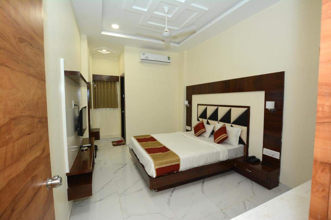 Hotel Villa Inn อานันด์ ภายนอก รูปภาพ
