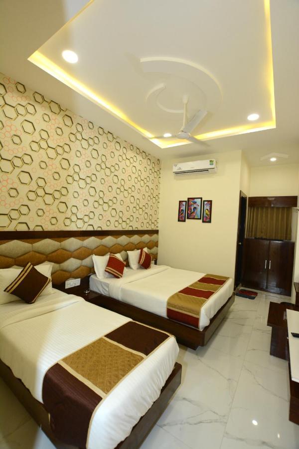 Hotel Villa Inn อานันด์ ภายนอก รูปภาพ