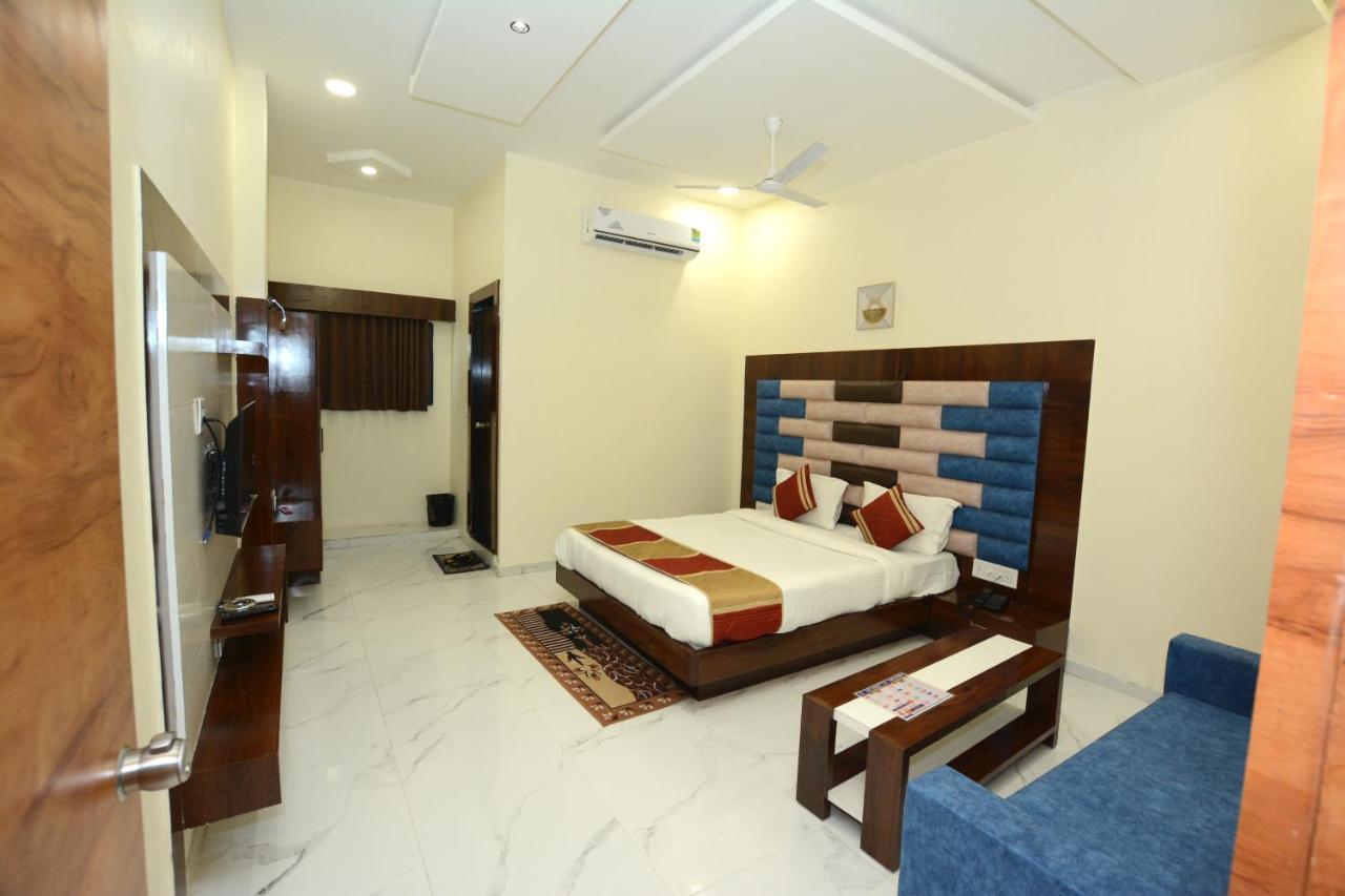 Hotel Villa Inn อานันด์ ภายนอก รูปภาพ