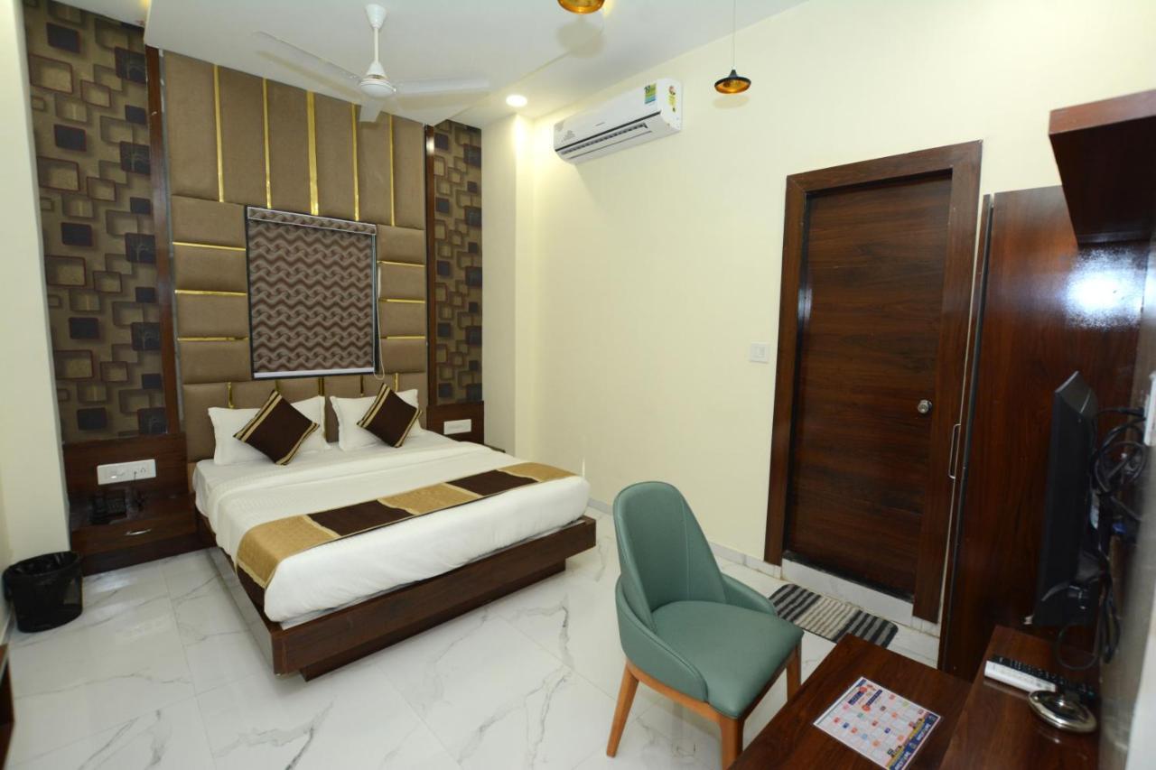 Hotel Villa Inn อานันด์ ภายนอก รูปภาพ
