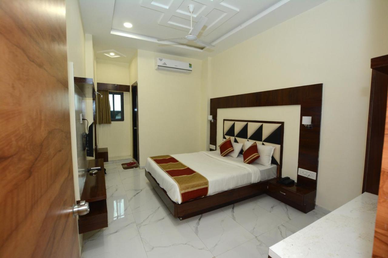 Hotel Villa Inn อานันด์ ภายนอก รูปภาพ